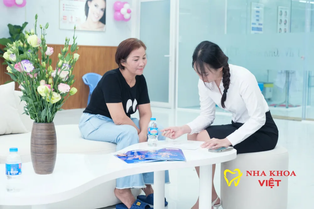 Nhân viên Nha Khoa Việt tư vấn tận tình